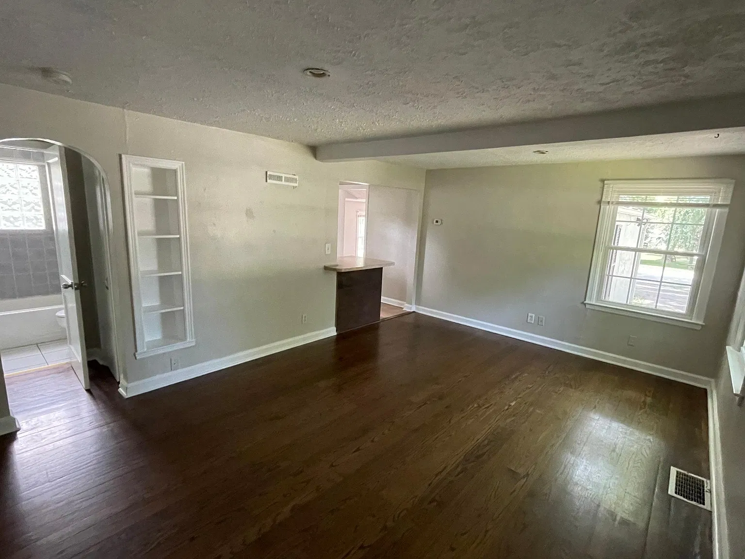 3 bed, 1067 sqft, $1,950 — Photo 2