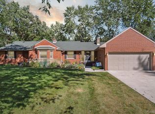 24644 Springbrook Dr, Farmington Hills, MI 48336