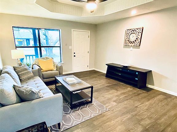 2nd image of 401 Oakwood Cir