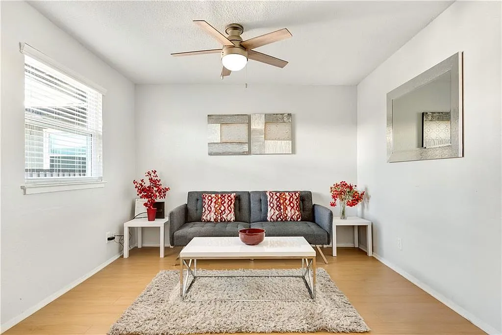 2 bed, 1.0 bath, 820 sqft, $1,400 — Photo 2