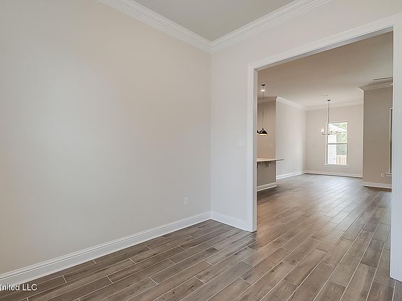 4th image of 6843 Rolling Green Dr