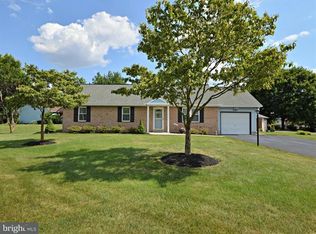 497 Crosswinds Dr, Lititz, PA 17543