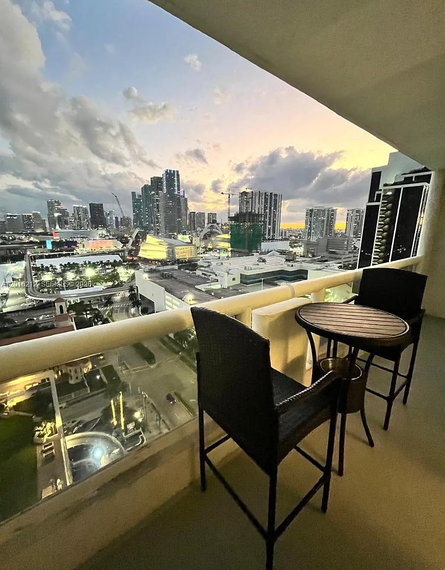 Venetia Condo — Photo 1