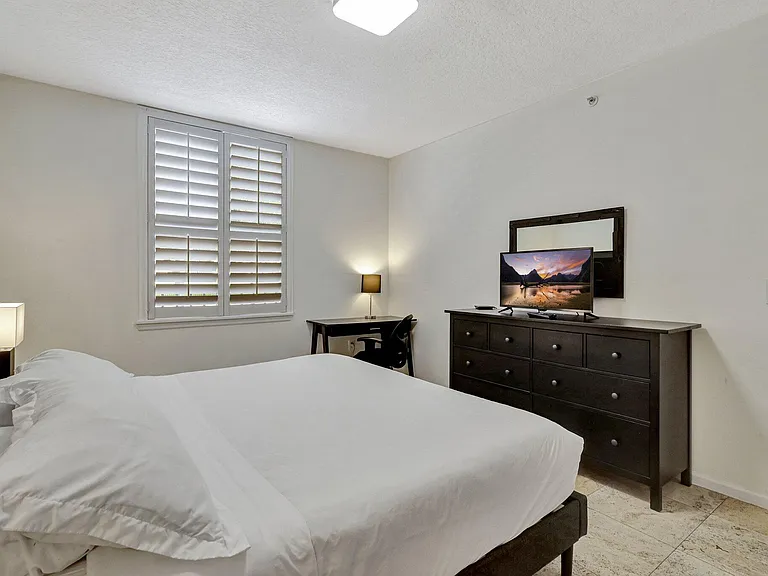 580 Sapodilla Ave #105 — Photo 14