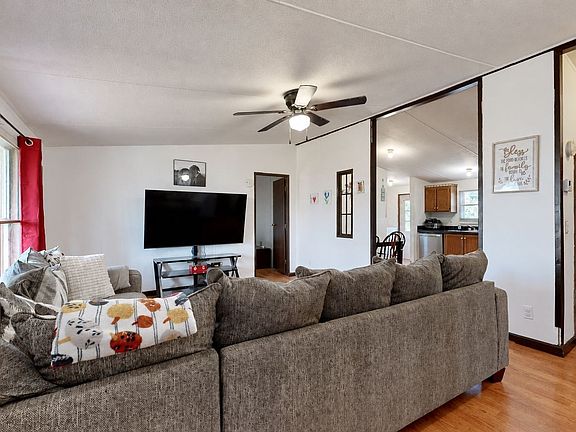 4th image of 994 Pointe Ln