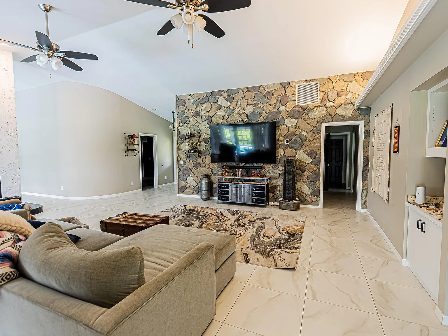 3 bed, 2.5 bath, 2440 sqft, $3,200 — Photo 4