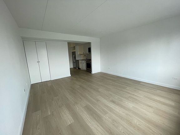 5th image of 301 Elizabeth St #913