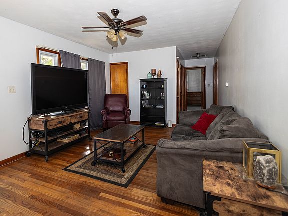 4th image of 28 Martin Dr
