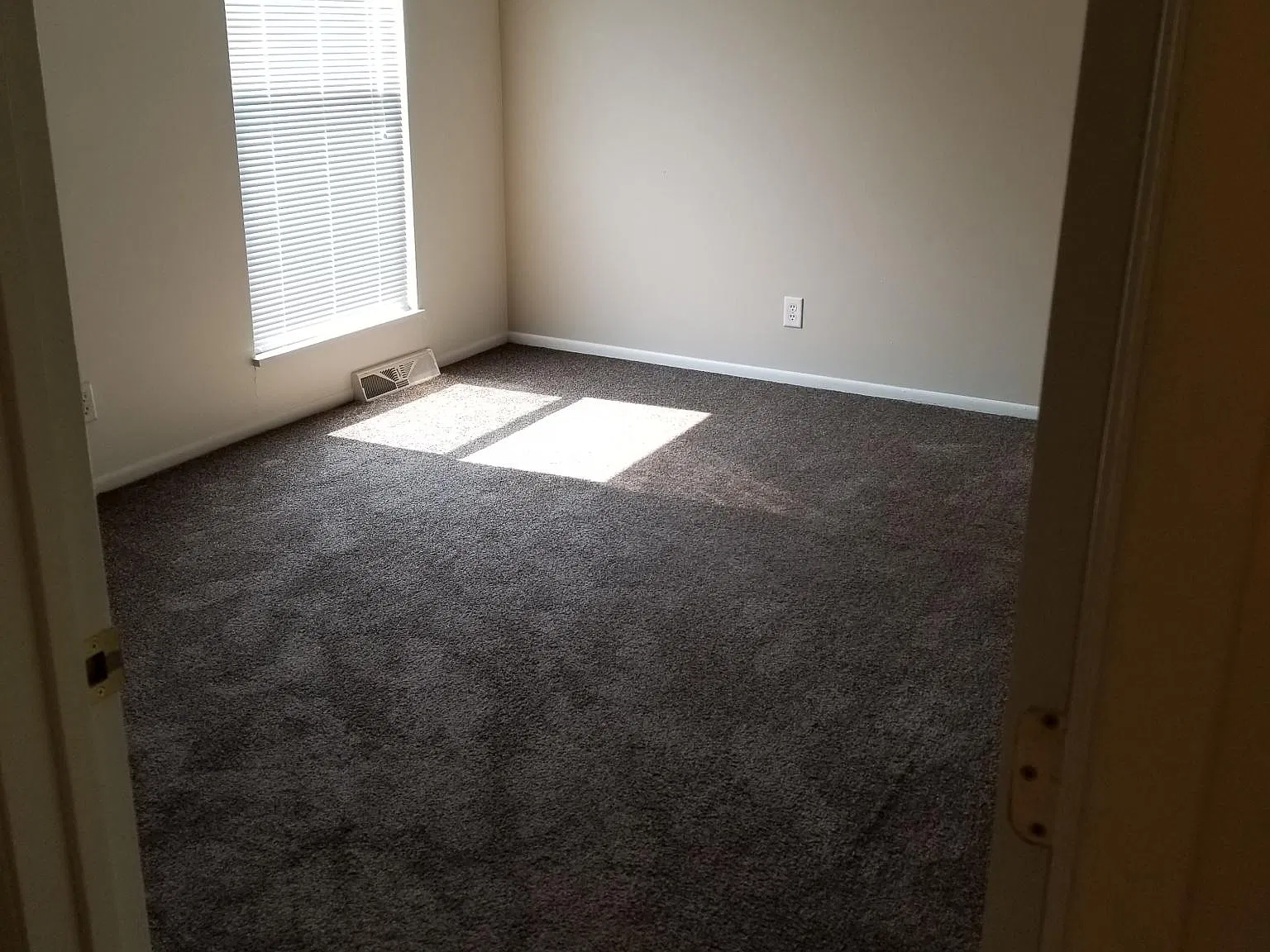 2 bed, 1.5 bath, 1200 sqft, $1,800 — Photo 2