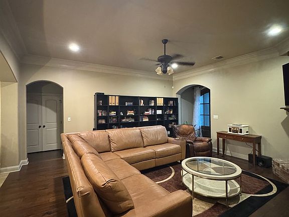 4th image of 932 Royal Cir