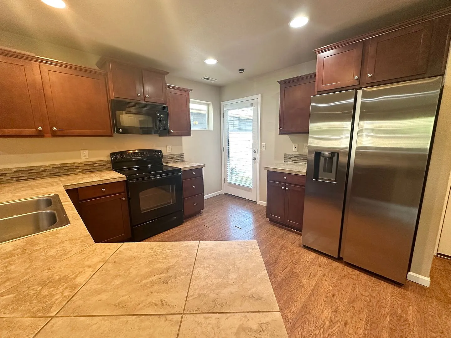 Beautiful 3 Bedroom Home in Parkside Estates! — Photo 3