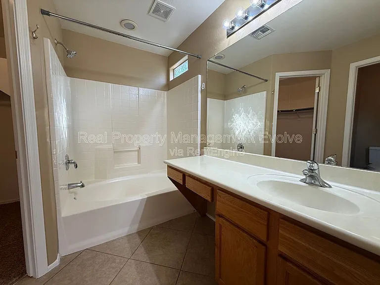 914 E Christine Pl — Photo 19