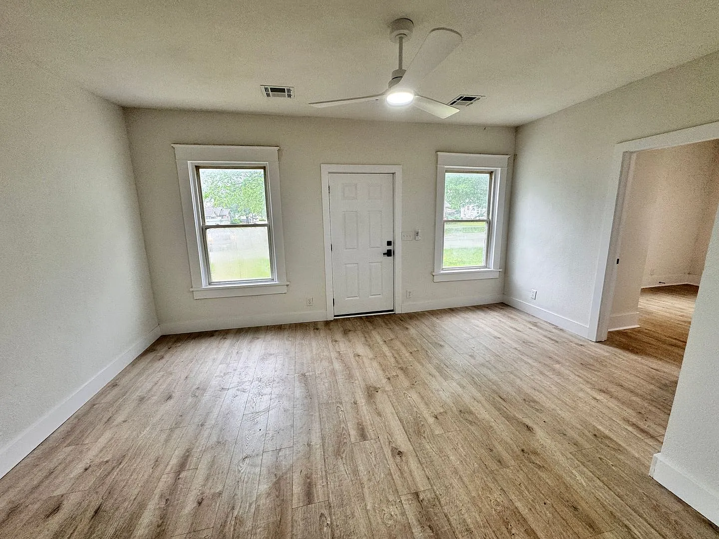 2 bed, 1.0 bath, 860 sqft, $1,100 — Photo 3