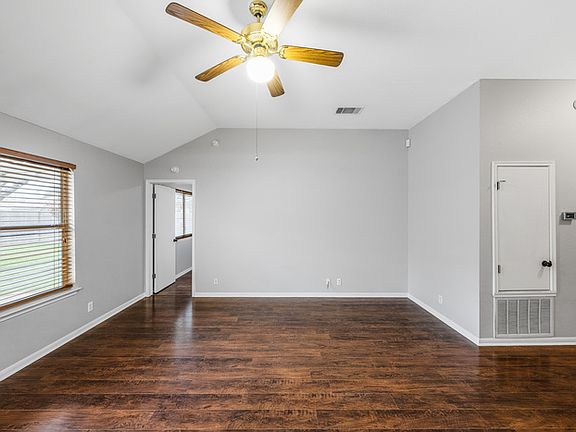 3rd image of 108 Tanglewood Ln