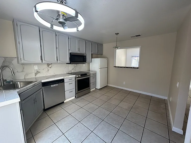 2104 Sharon Way — Photo 7