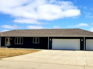 1318 Willow St, Hull, IA 51239