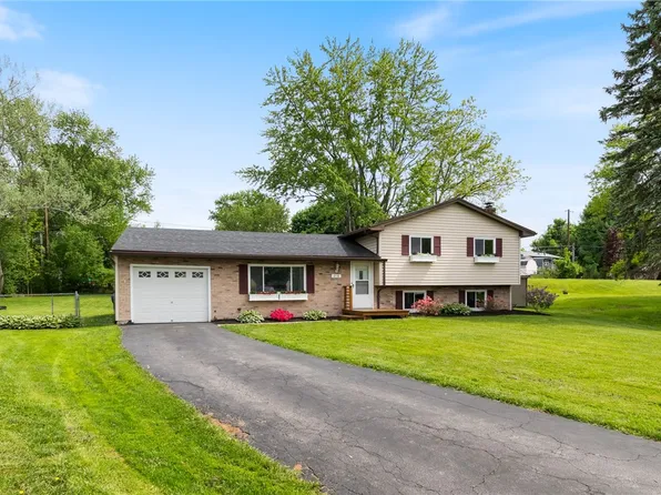 218 Kusak Rd, Henrietta, NY 14467