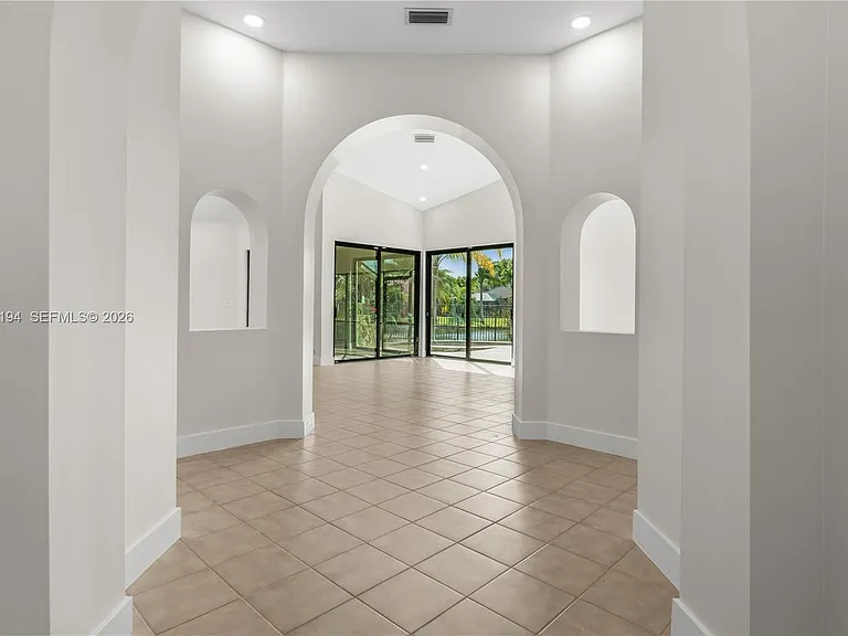 1087 Deerwood Ln — Photo 7