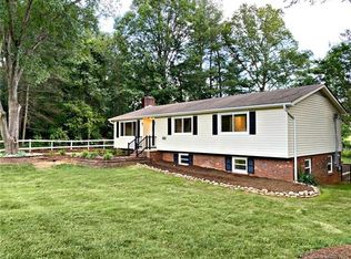 2051 Colonial Ln, Hickory, NC 28601