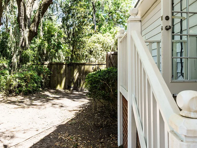1606 Madrid Ave — Photo 45