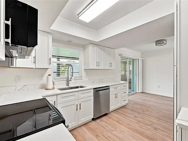 2855 Dueby St — Photo 11