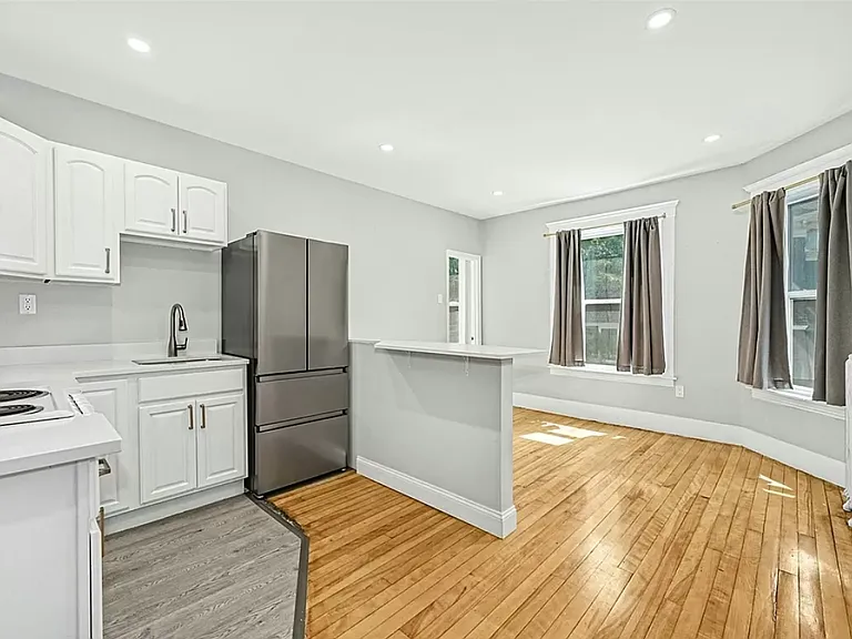 34 William St — Photo 3