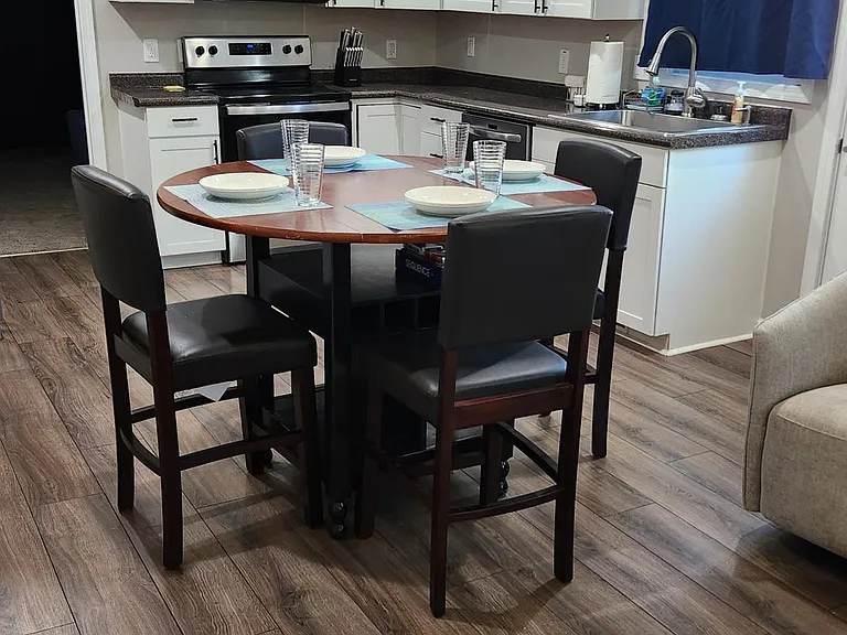 kitchen/dining area