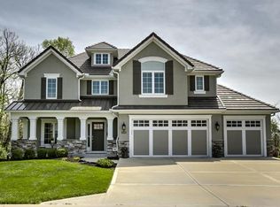 6189 Southlake Dr, Parkville, MO 64152