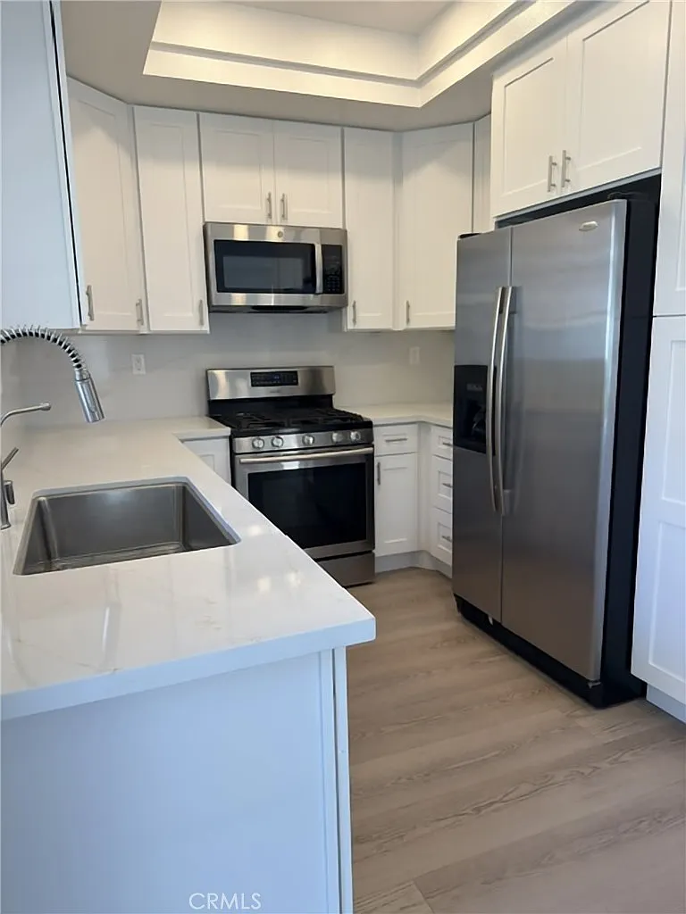 4 bed, 2.5 bath, 2055 sqft, $4,900 — Photo 4