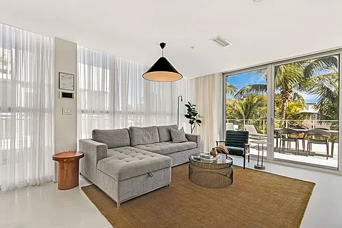 250 Collins Ave Photo 1