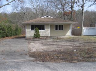 470 Lucerne Ave, Shirley, NY 11967