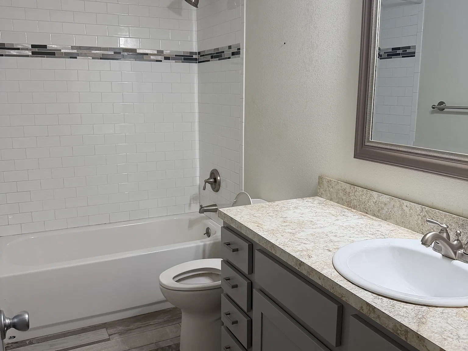 3 bed, 1000 sqft, $1,700 — Photo 4