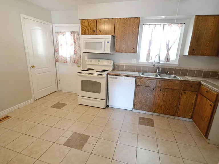 316 Poe Pl — Photo 5