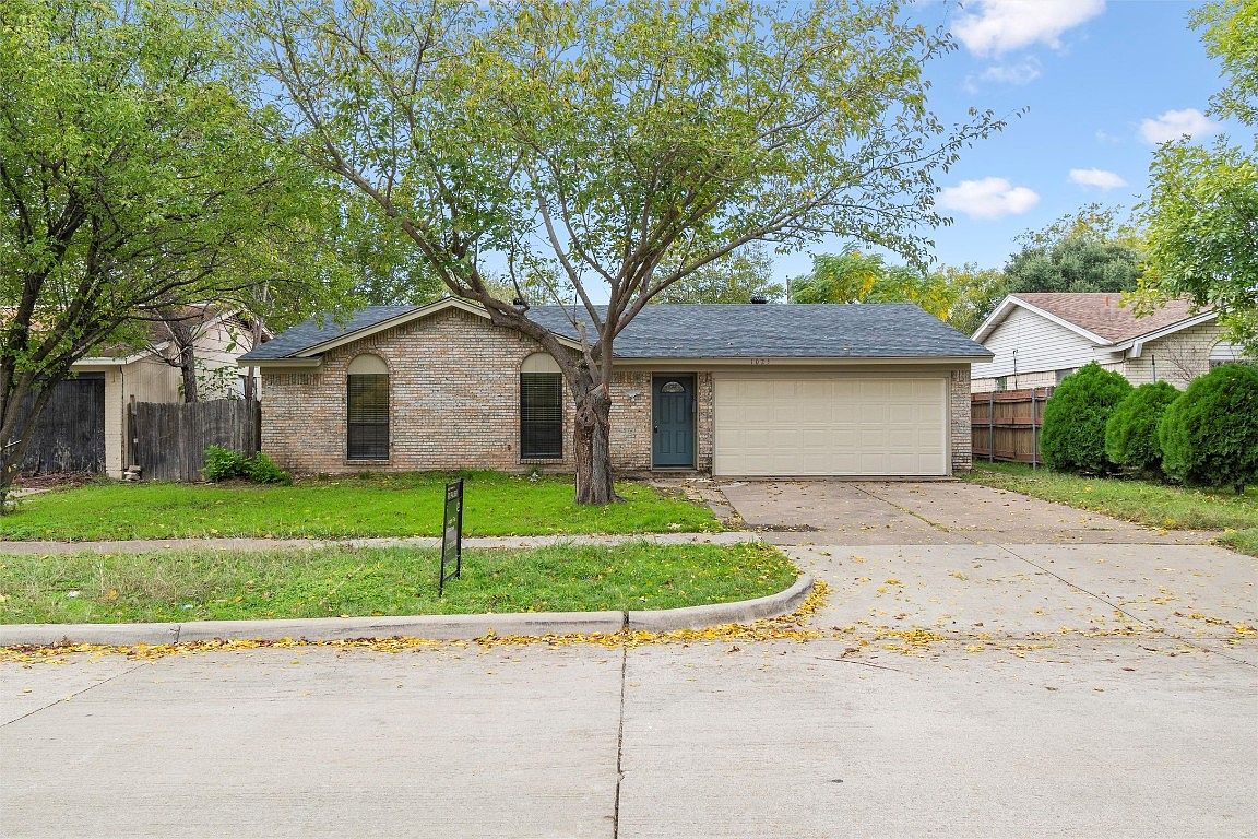 1025 S Center St, Grand Prairie, TX 75051 | Zillow