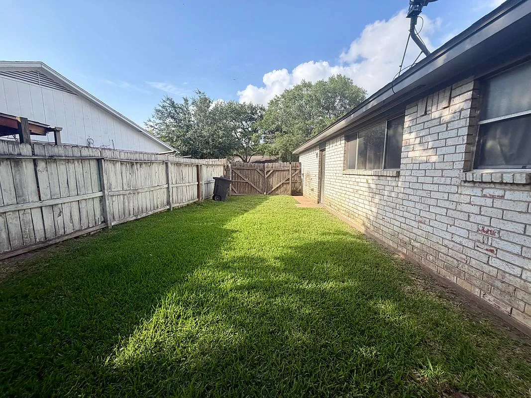 3 bed, 2.5 bath, 1874 sqft, $1,800 — Photo 3