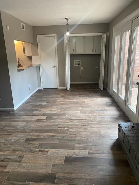 1st image of 2820 Camelot Ln