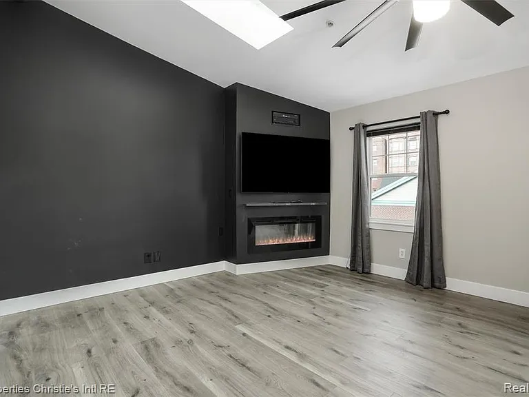 2542 Woodward Ave — Photo 18