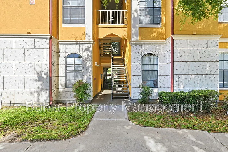 Serenata Condos — Photo 2