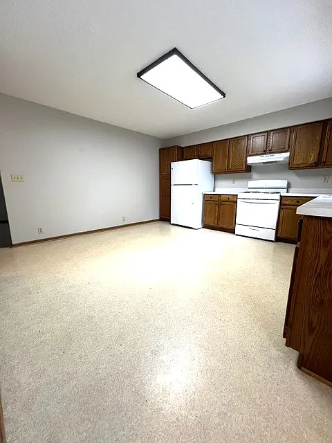 1195 / 142 E Lincoln Hwy, Waterman - 3 — Photo 4