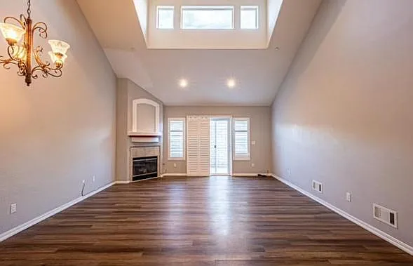 449 Taunton Dr — Photo 2