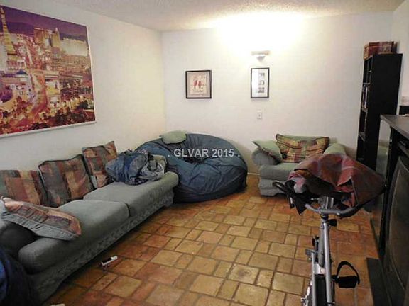 3rd image of 1420 Hialeah Dr APT B
