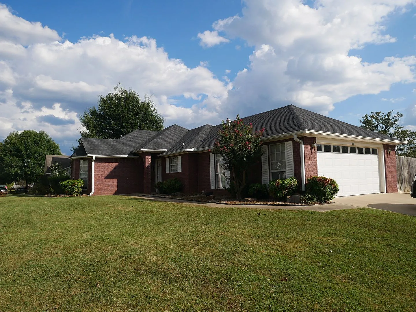 Beautiful 3 Bed/2 Bath/2-Car Garage in Greenwood — Photo 1
