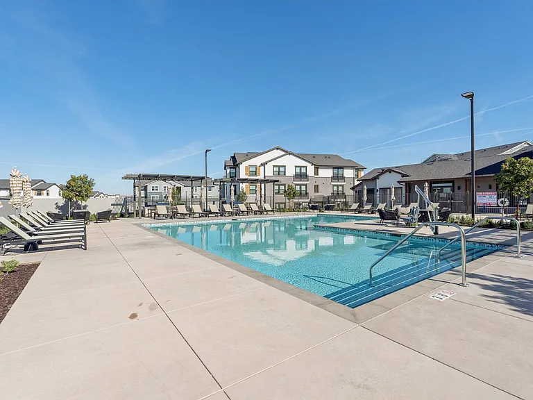 Crescent Apartments — Photo 15