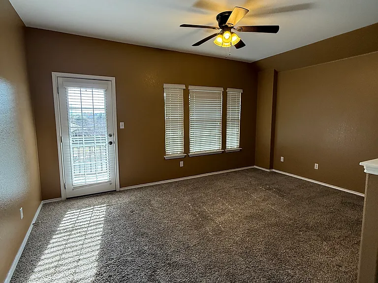 305 Leather Oak Loop — Photo 10