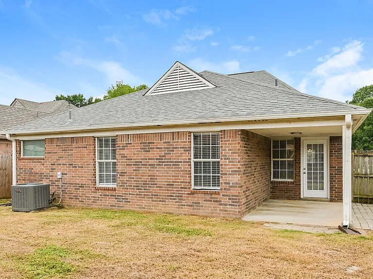 8262 Regal Bend Dr — Photo 16