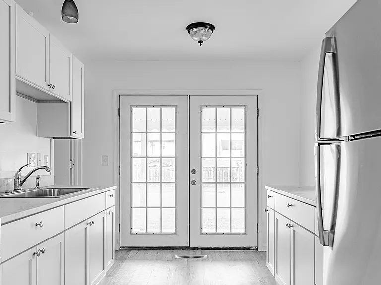 1411 E Congress St — Photo 13