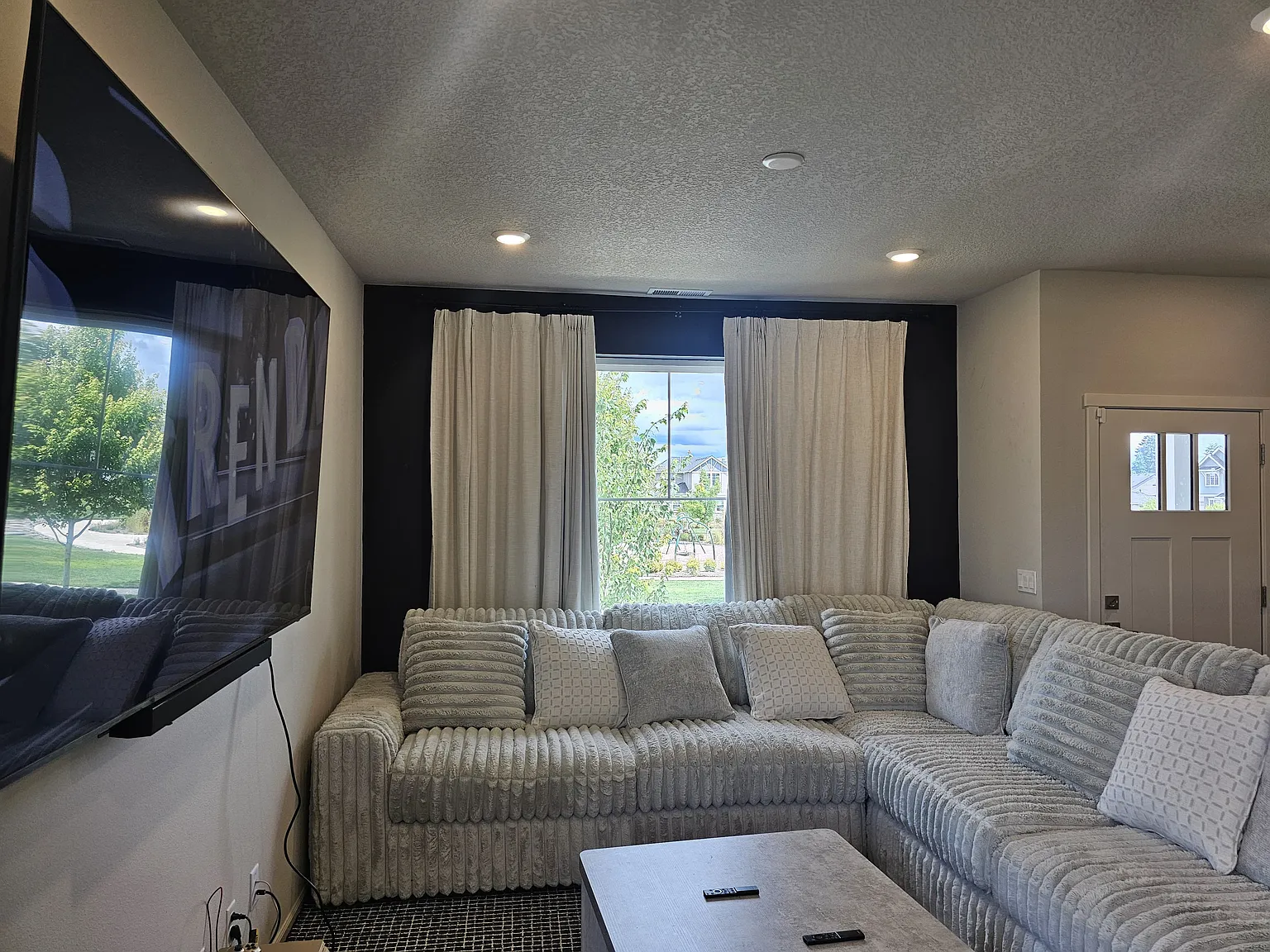 3 bed, 2.5 bath, 1559 sqft, $2,800 — Photo 2
