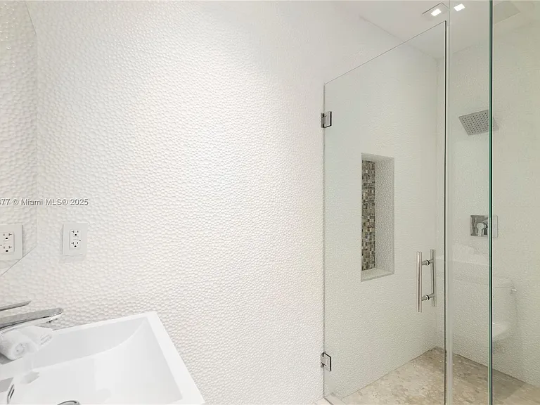 1025 Diplomat Pkwy — Photo 62