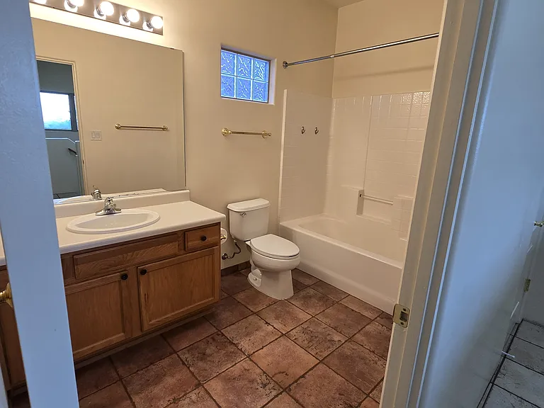 Upstairs Full Bathroom