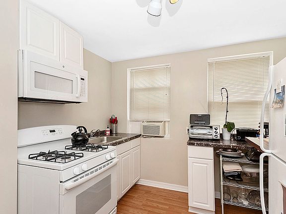 4th image of 210 Brown Ave